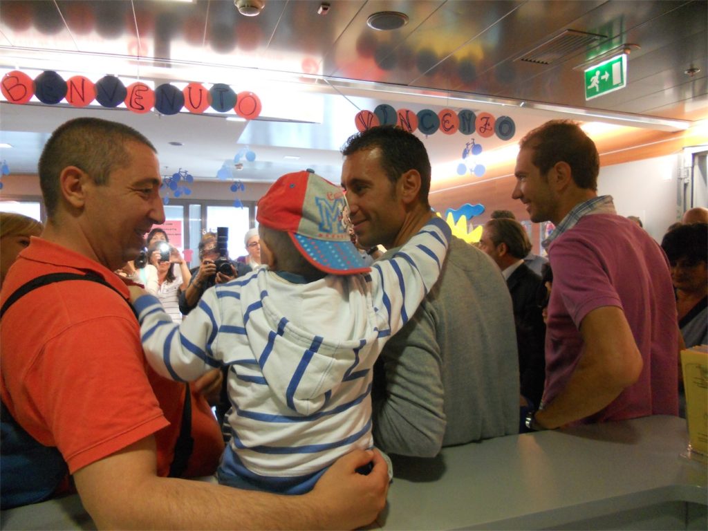 L’emozionante visita di Nibali ai bimbi dell’ospedale di Bergamo