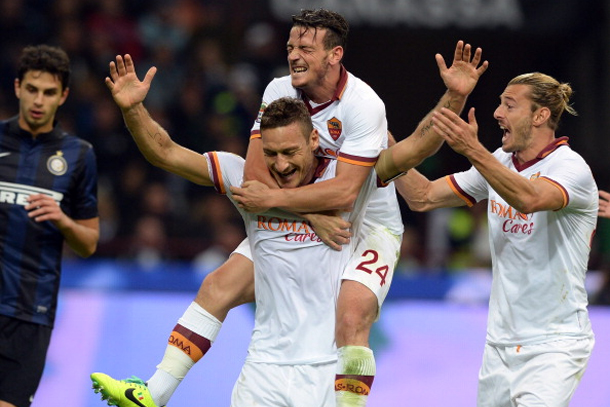 Luci a San Siro. Il maestro Evro e le poltroncine della tribuna del Meazza tutte riservate ai tifosi romanisti