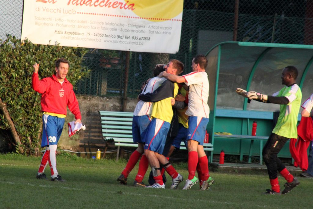 Terza: il punto e i top 11. Fadigati-gol salva lo United dalla prima sconfitta