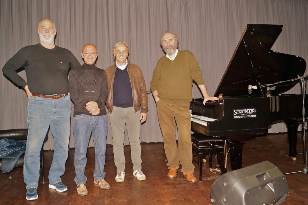 Zingonia, Patrizio Fariselli degli Area e il maestro Evro Carosi incontrano i ragazzi delle medie. Una dolce giornata tra ricordi e speranze