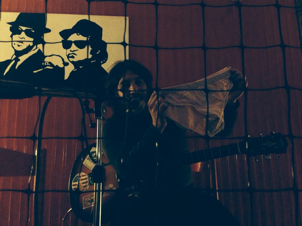 Cercando mister Tambourine sul viso di un giovane calciatore, tra i ricordi, qui in redazione