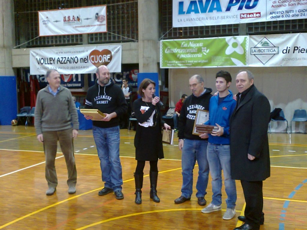 Basket, l’Azzanese riagguanta la vetta e ringrazia i medici-eroi