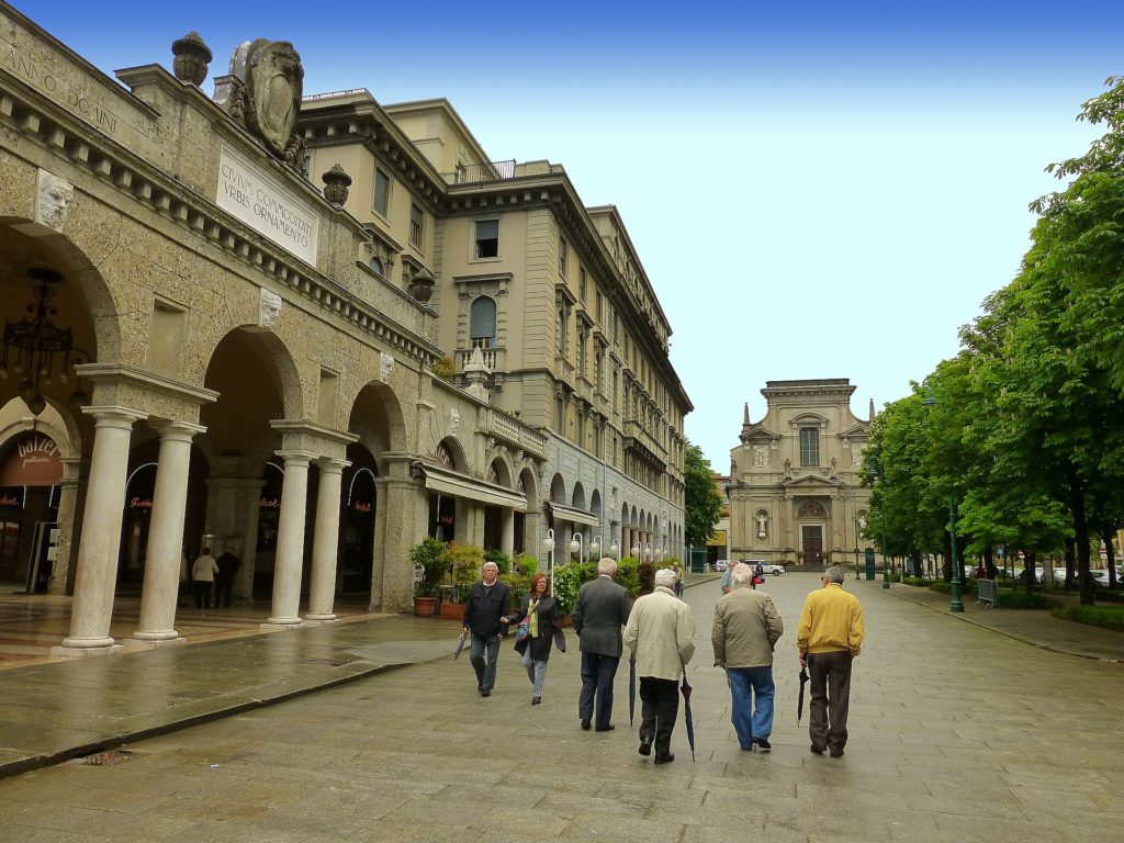 L’incredibile desolazione del Sentierone nella notte di Pasquetta. E il sogno di fare di Bergamo una piccola Amsterdam. Con vantaggi per tutti
