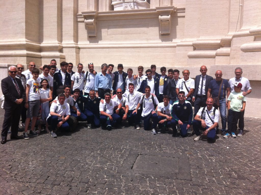 Bergamo Longuelo in Vaticano: regalata la maglia gialloverde a Papa Bergoglio