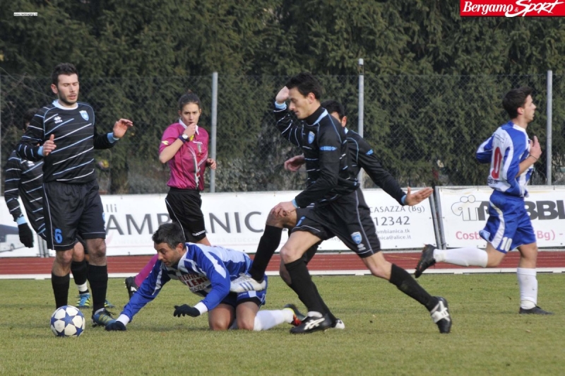Quizzone del giorno su Casazza-Clusone. Chi sono i calciatori nella foto? E come si chiama la direttrice di gara?
