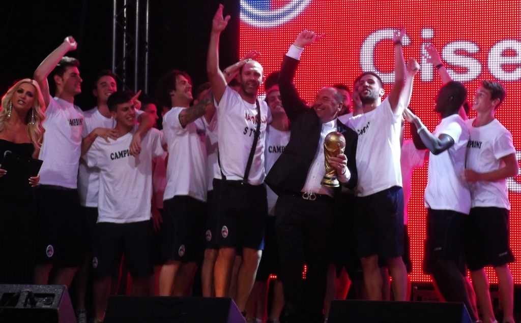 La simpatia di mister Colleoni, tutto sulla fusione AlbinoGandino, la società Polisportiva Fc Curno in Terza, il Caprino in Eccellenza, la torta di 12 metri dell’Us Ciserano, la giornata del ciclismo orobico, il calcio Uisp a Cesenatico: tutto su Bg & Sport in edicola lunedì 9 giugno