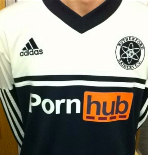 Dilettanti inglesi alla ricerca di sponsor applicano sulla maglia il logo di un noto sito porno: bannati dal campionato