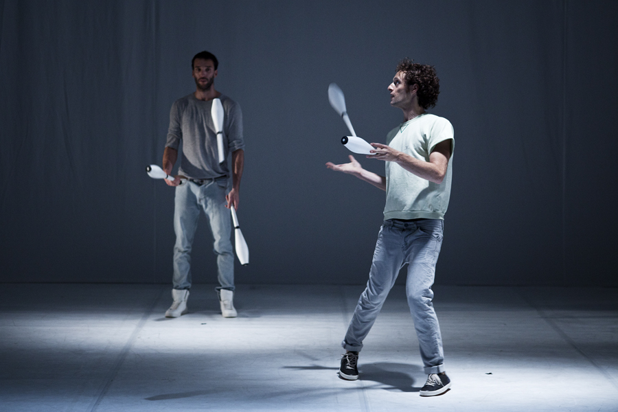 Non c’è arte. E allora la tento anch’io: due ore a raddrizzare le banane con le chiappe. Con un buon addetto stampa potrei anche far successo