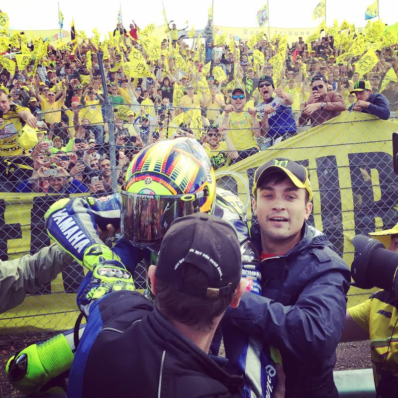 Grande Luca Gamba: l’abbraccio a Vale dopo la vittoria ad Assen