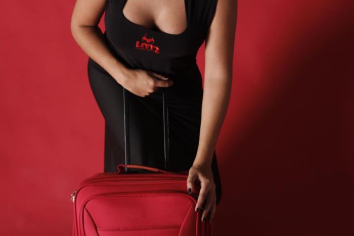 La valigetta rossa del piacere, le piastrelle di casa che si aprono e mia moglie e quattro sue amiche che finiscono all’inferno