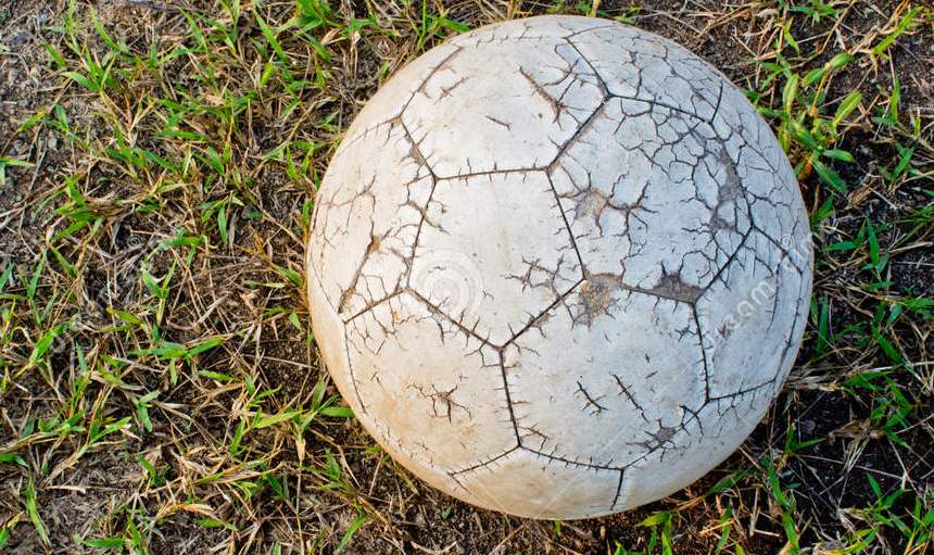 Ci avete rotto il… calcio. Basta buffonate per un raffreddore, fate ripartire il pallone e tutto il resto