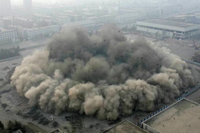 Referendum: giusto votare Sì, ma andrò a mettere la croce sul No per far saltare le otto banche (e vedere i marziani in Santa Caterina). Renzi mi perdoni, ma non voglio più pagare il mutuo (e poi ho bisogno di un po’ di casino)