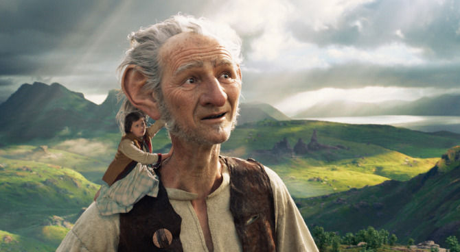 Cinema. GGG di Steven Spielberg: l’unico gigante a cui non piace mangiare i bambini