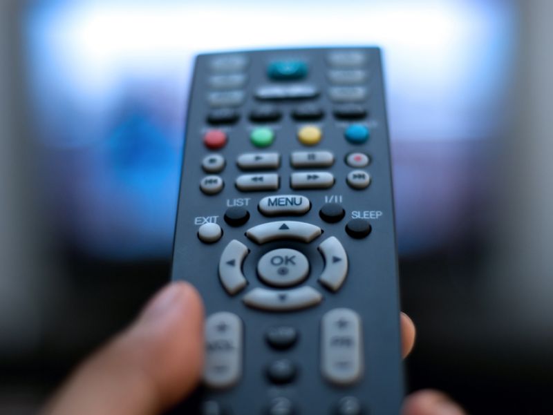 Consiglio per i neoquarantenni bolsi: trasformate i vostri figli in telecomander