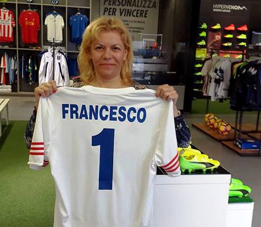 Papa Francesco arriva a Milano, il MapelloBonate gli regala una maglia speciale