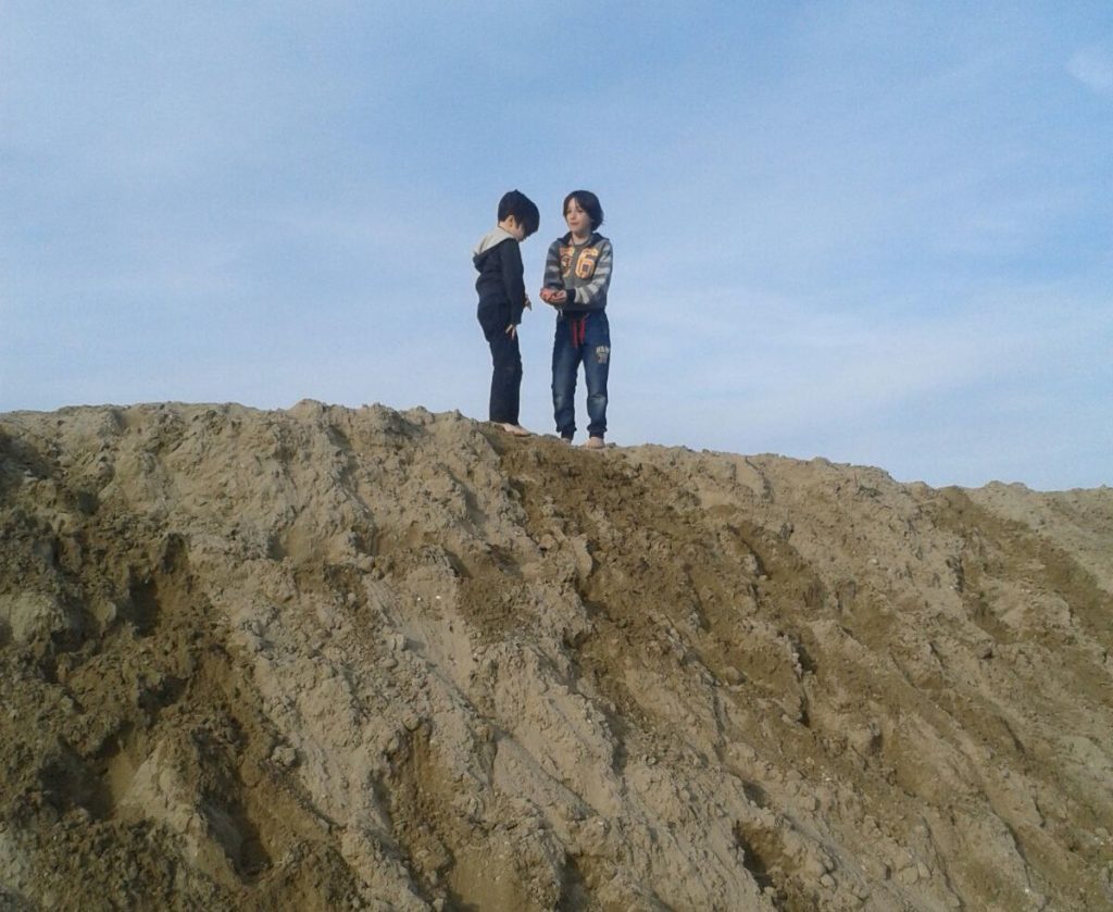 Mio figlio Vinicio che in un attimo è diventato grande e non mi dà più la mano, la radio che dice che in Italia non si fanno più figli ed è un peccato perché è l’unica cosa che davvero vale