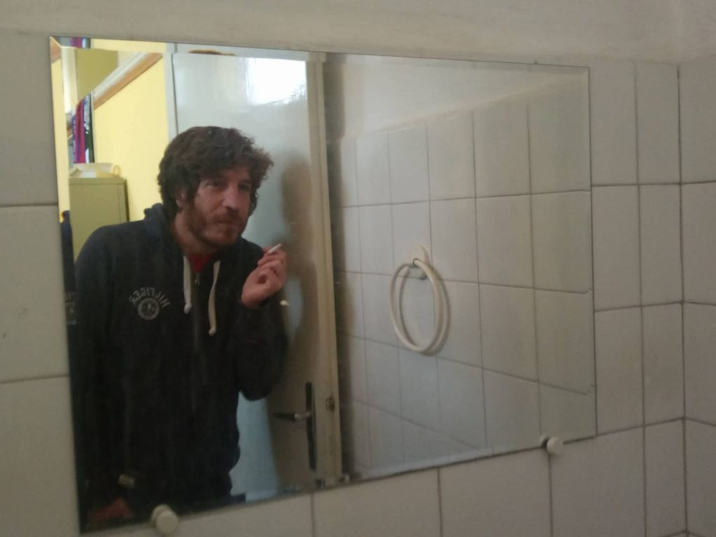 Allo specchio, nel difficile momento di lasciare Matteo Bonfanti, l’adolescemente a cui sto insieme da quarant’anni