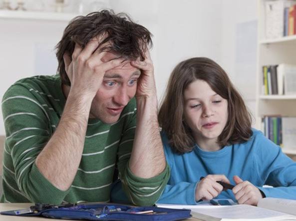 Sto rifacendo la prima media e ne soffro. Riflessioni complottiste sui compiti a casa, il passatempo notturno mio e di tanti altri genitori