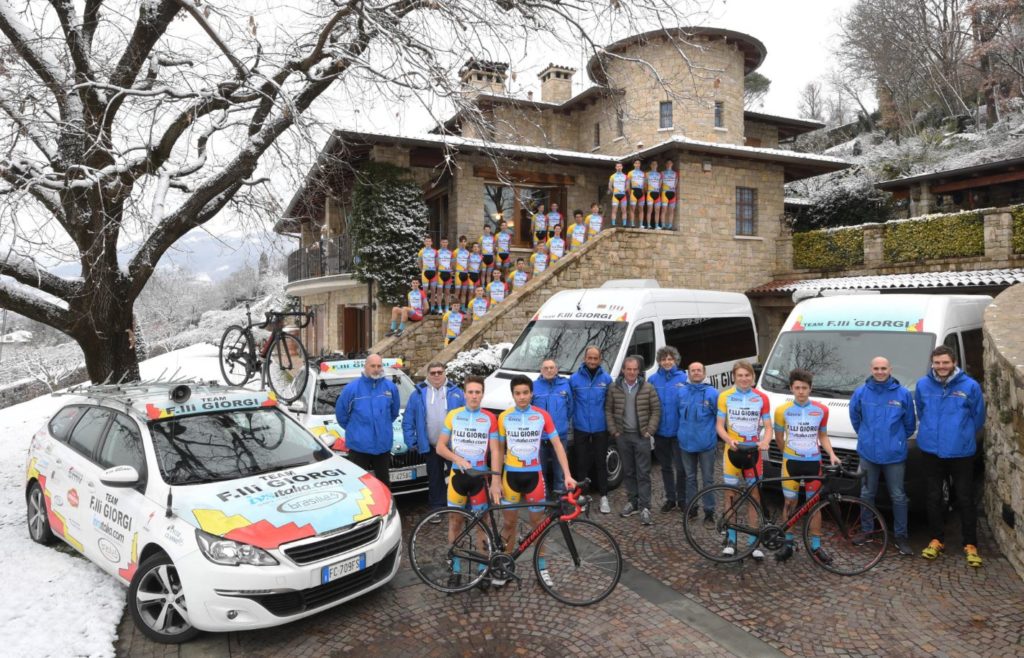 Team F.lli Giorgi, tutti in posa sotto la neve