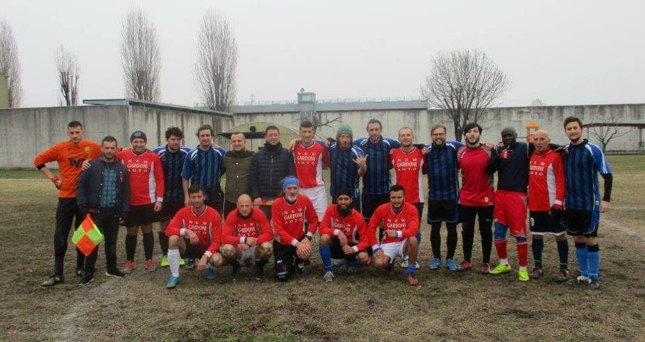 I carcerati liberi che giocano a pallone ogni sabato contro di noi (e perdiamo sempre). E i miei vicini di casa, detenuti nella loro indifferenza