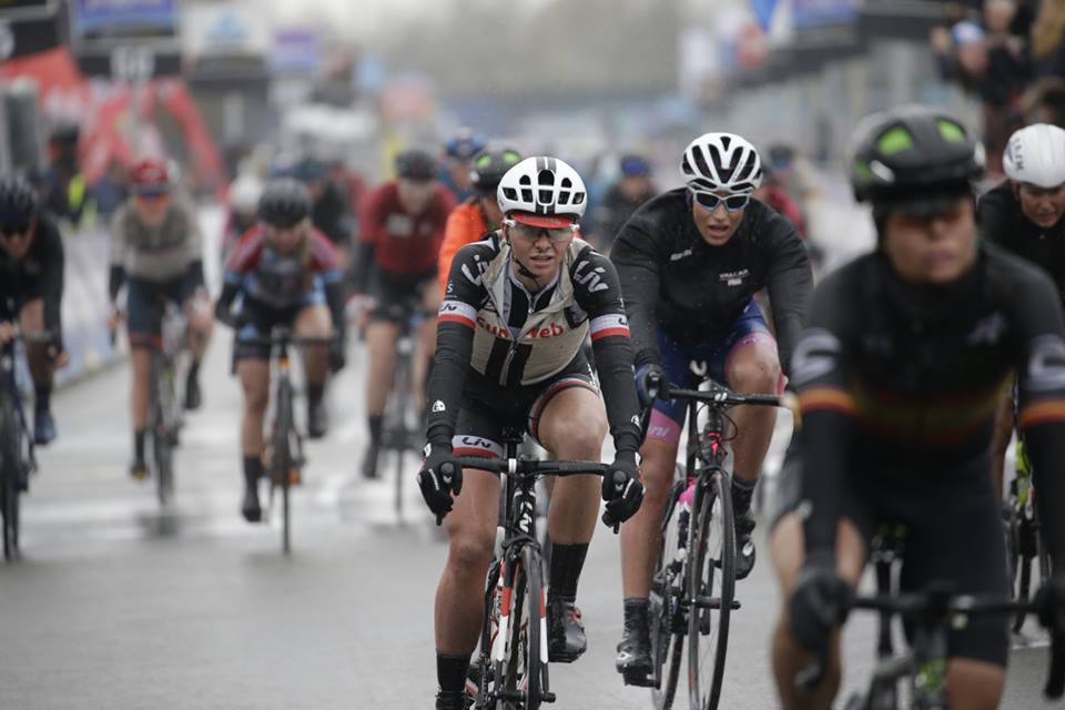 Elisa Balsamo ventesima alla Dwars door Vlaanderen dopo una caduta