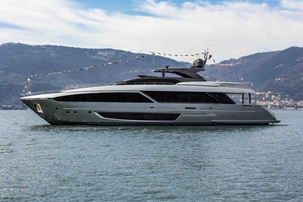 Varato Riva 110’ DOLCEVITA, la nuova ammiraglia è scesa in mare per la prima volta presso il cantiere di La Spezia