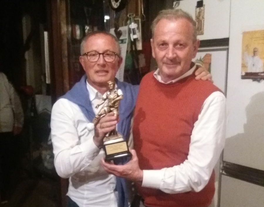 Il premio speciale di mister Cagliani ad Albino Trapletti