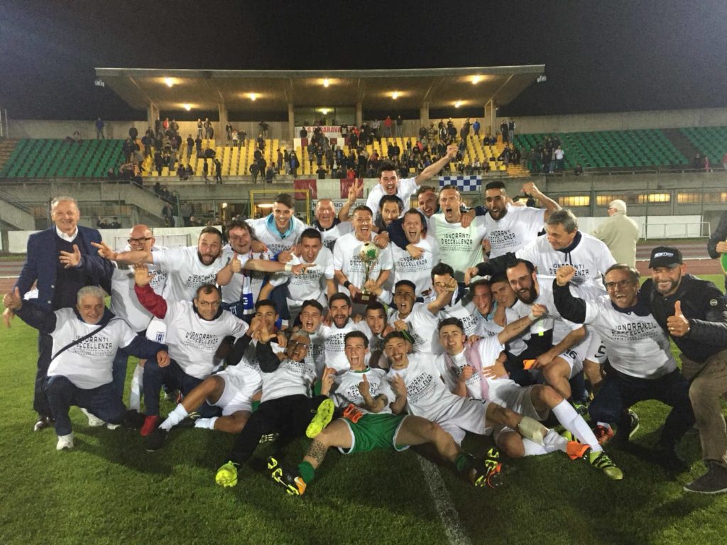 La giornata magica del calcio bergamasco, unico perché è sia l’ironia irriverente del presidente del Casazza Claudio Cambianica che la poesia da pelle d’oca del mister degli esordienti del Pontisola Igor Trocchia