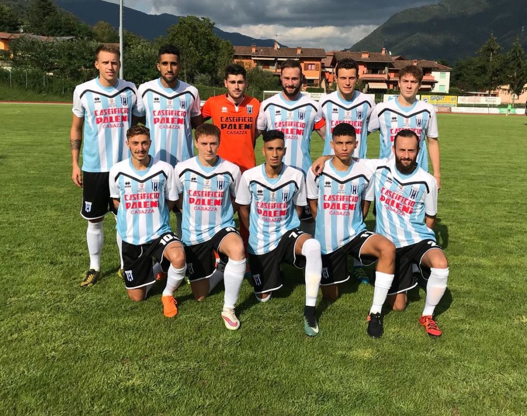 Coppa Italia d’Eccellenza, girone 14. Un Casazza stratosferico strapazza l’Accademia San Genesio pensando al dramma di Genova. Bg & Sport torna in edicola lunedì 3 settembre con un numero imperdibile!