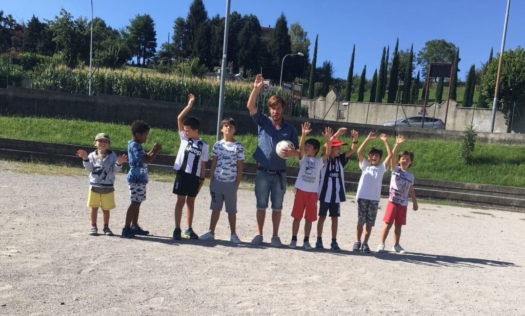 Una mattinata a Galbiate con gli splendidi bambini della Cooperativa Liberi Sogni a insegnare il giornalismo sportivo. E un partitone di calcio raccontato da loro con una cronaca, delle pagelle e e delle foto bellissime