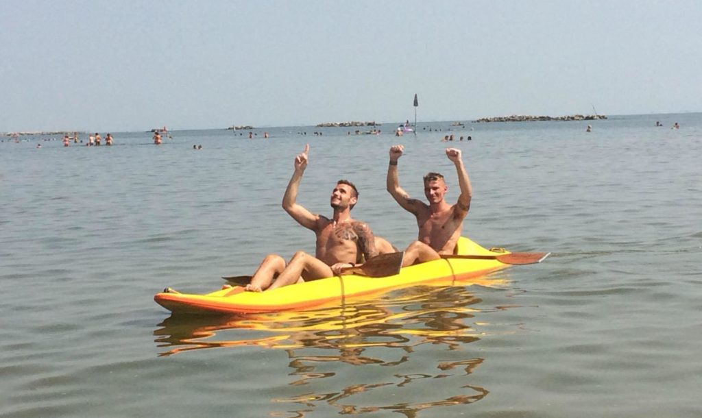 Tami e Costantino paparazzati al mare. Vita da atleti aspettando una stagione super con Pontida e Locate