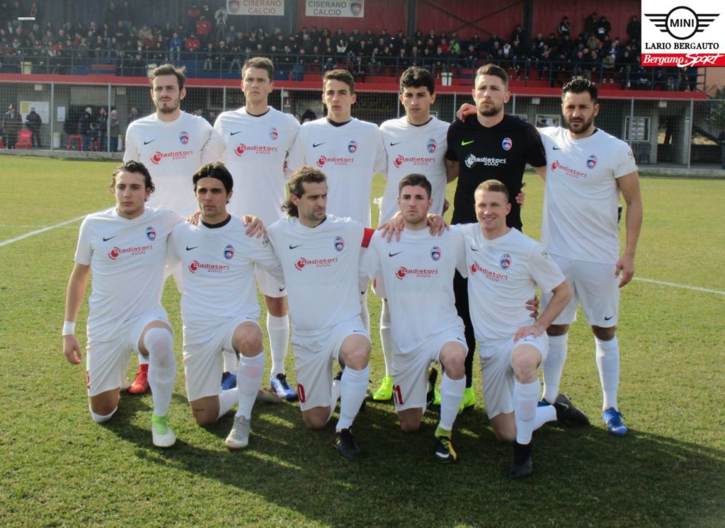 La giornata in Serie D. Domenica due derby: il Ciserano cerca punti salvezza col Pontisola, il Caravaggio rischia grosso a Villa d’Almé. La Virtus Bergamo posticipa a mercoledì, lo Scanzo ospita il Sondrio e può e deve vincere