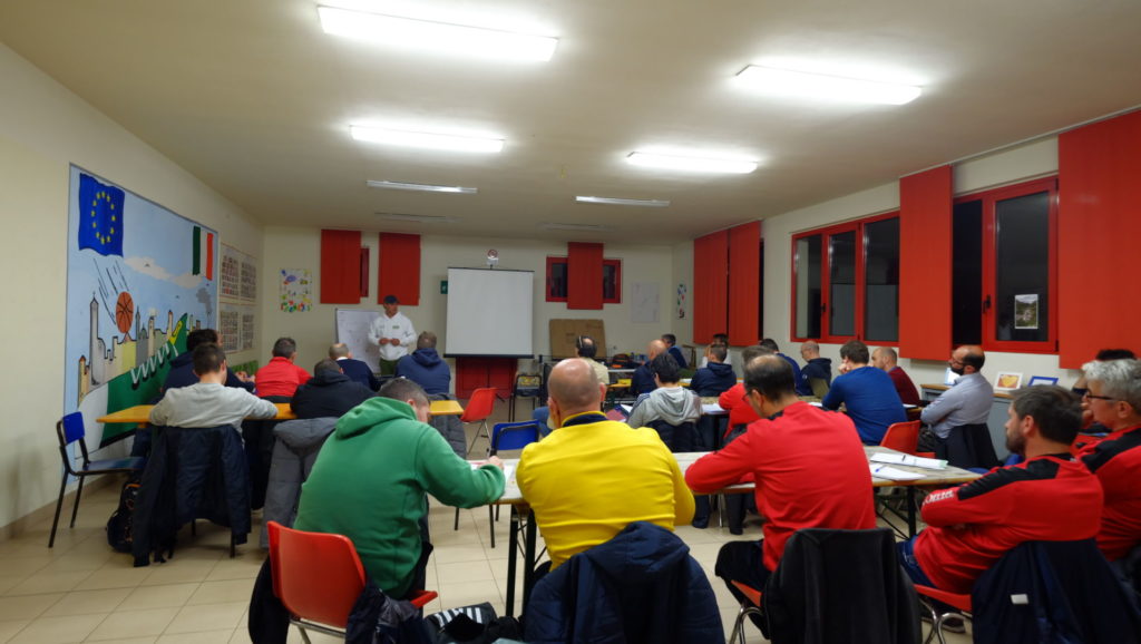 Lunedì 29 aprile al Centro Sportivo di Azzano San Paolo sedicesima ed ultima lezione SCUOLA FORMAZIONE ALLENATORI diretta e tenuta da Massimo De Paoli. E’ possibile partecipare