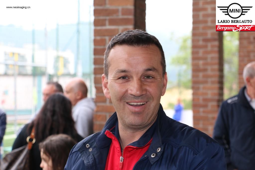 Terza B. Lo splendido calcio vincente e senza soldi dell’Alzanese nel giorno in cui il presidente del Real Madrid mette a disposizione cinquecento milioni di euro per il mercato. Il pallone quando è allegria raccontato dal numero uno rossoblù Ilvo Bonasio