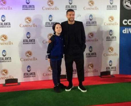 La dolcezza coi bambini, la simpatia e l’allegria con tutti, il Papu è un fuoriclasse anche fuori dal campo. Ed è il miglior spot per la Dea e per il calcio italiano