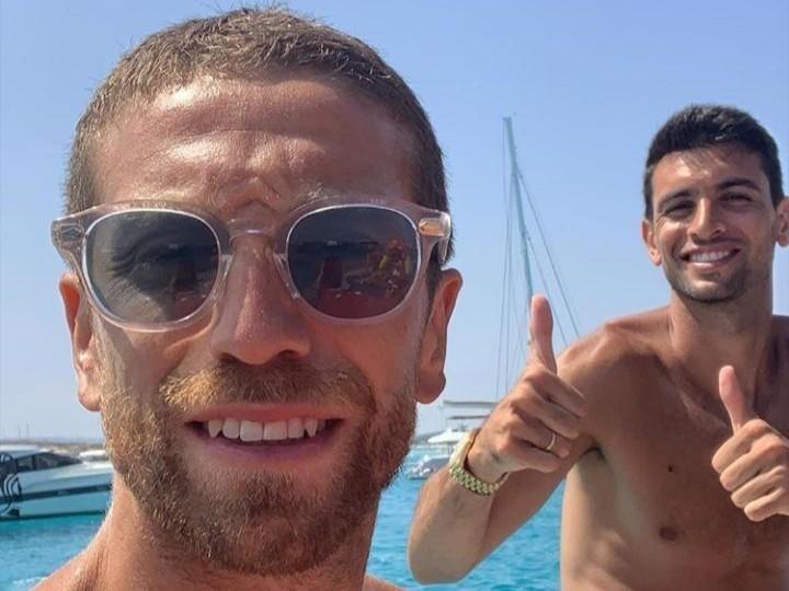 Gossip Dea. Vacanze finite, dal Papu a divertirsi come un matto a Ibiza, a Gollini che si è lasciato, fino a Pasalic e Freuler che hanno detto sì alle loro belle