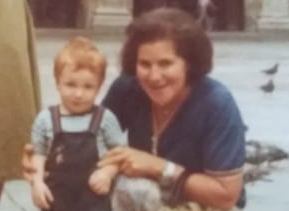 Ieri ho sentito mia nonna piangere ed è stata la prima volta. Così l’ho immaginata bambina, nei campi, scalza, mano nella mano con suo fratello Giovanni