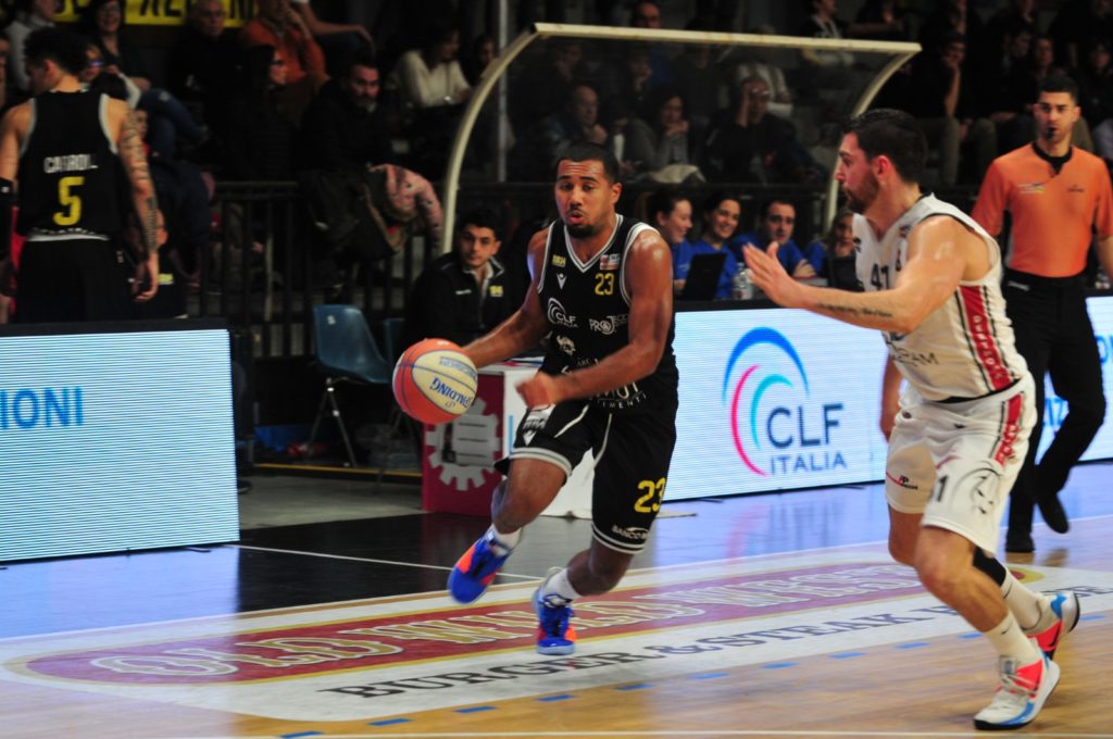 Il basket si ferma, rinviato il derby tra Treviglio e BB14