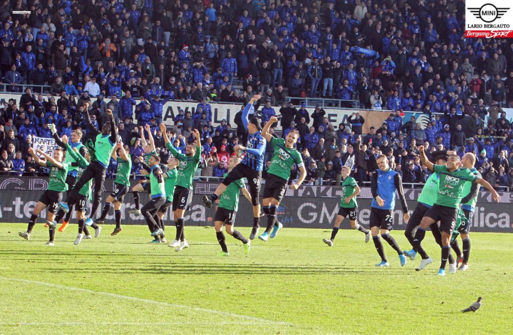 “Era il solstizio d’inverno, quello del ’19. E il sole tramontò molto presto, verso ovest. Tramontò su Milano…”