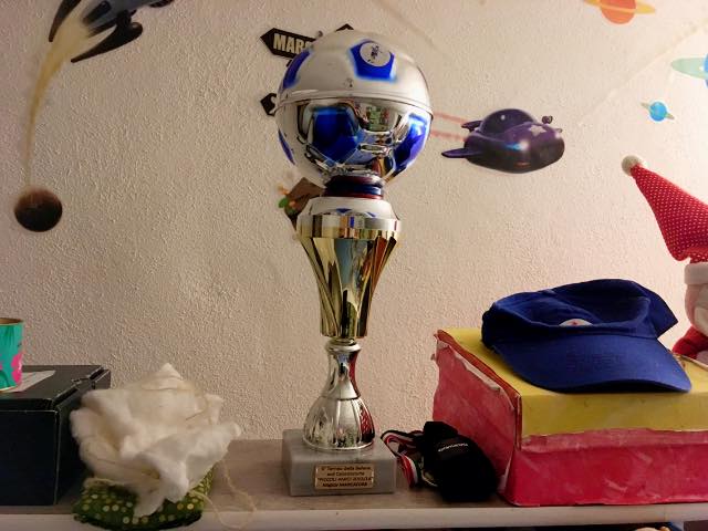 Io che non so nulla di calcio e la mia bimba calciatrice, che porta il pallone pure a dormire. L’orgoglio per la sua prima coppa e perché sa anche perdere, non come certi genitori