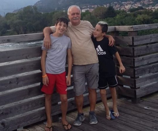 C’è questa persona bellissima che si chiama Ernesto e che domani compie settant’anni e che è quasi mio padre, quasi il mio migliore amico, quasi il mio maestro