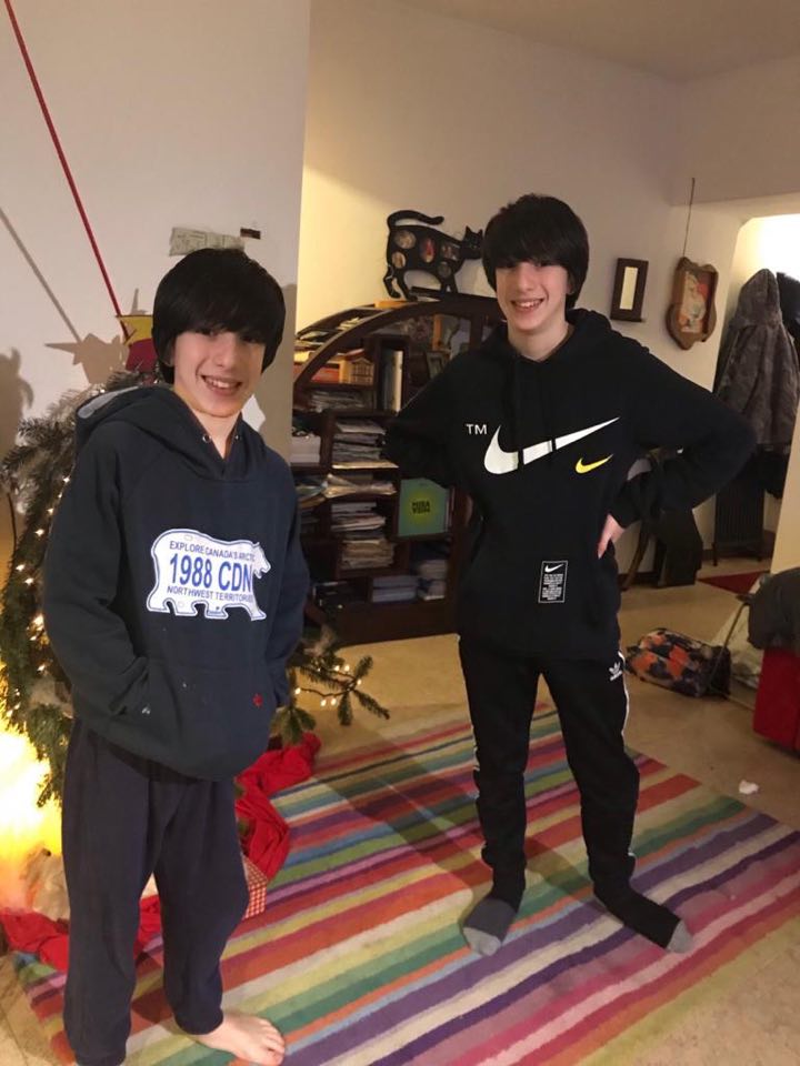 Buon Natale a questo mondo ricordando che è bello perché è un gioco, proprio come il fotomontaggio di mio figlio Vinicio