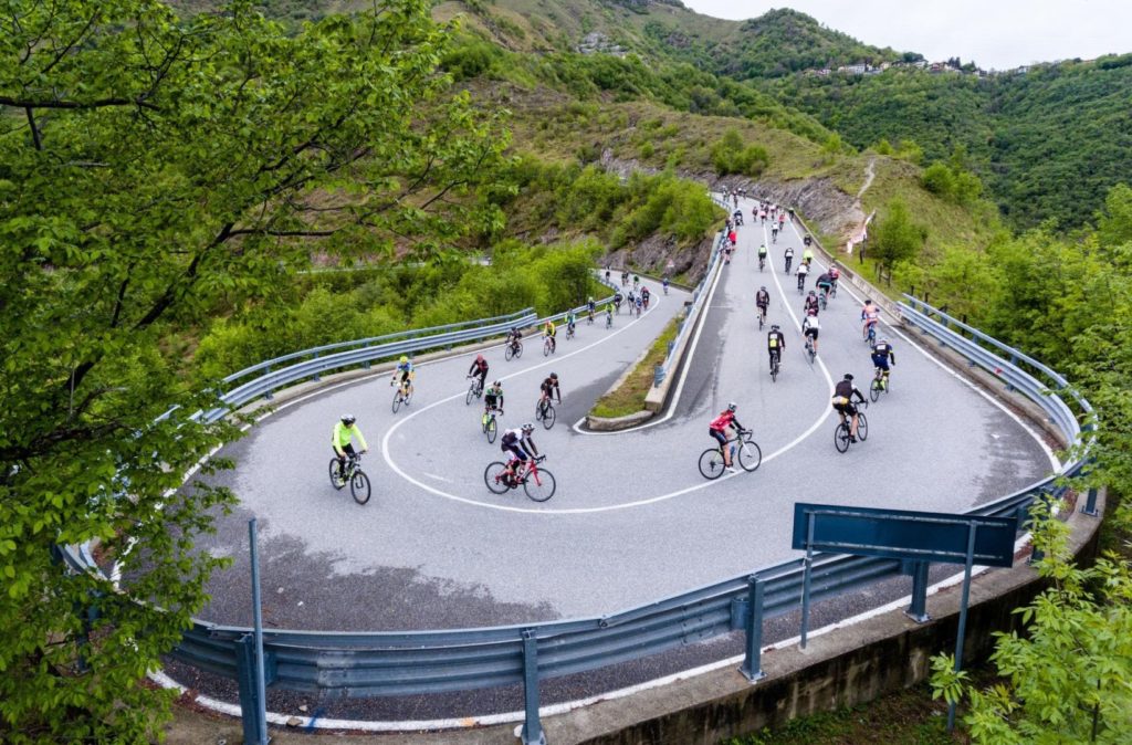 Avanti con gusto nelle valli della GF Gimondi – Bianchi.  L’evento bergamasco, in programma domenica 10 maggio, sarà un’occasione per sfidare i propri limiti ma anche una splendida opportunità per conoscere le prelibatezze gastronomiche di un territorio unico