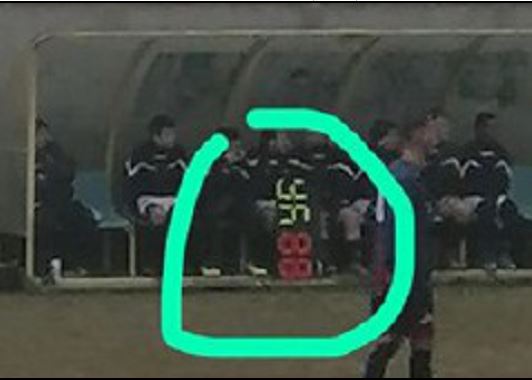 In copertina. Terza D. Zanconti, il caso del “nazi” cartellone in panchina. Il pres: «Ma quali simboli? E’ solo perché è rotto»