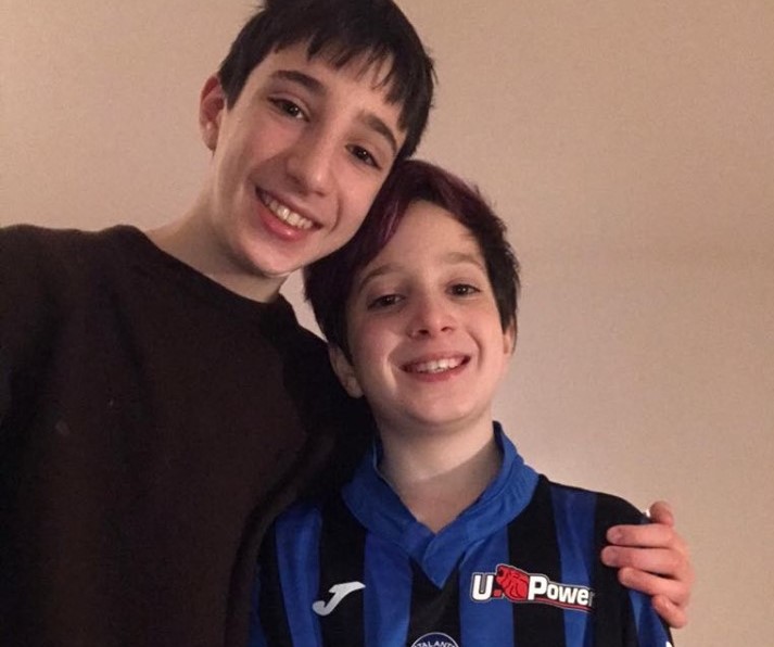 A mio figlio Zeno e ai nostri figli che ci stanno facendo passare questa cosa brutta e angosciante facendoci ridere. Grazie