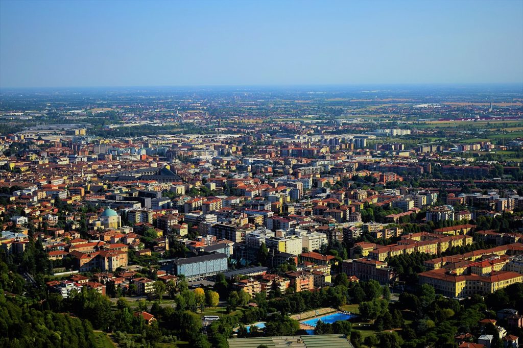 Coronavirus. L’assoluta incertezza della politica, che riguardo a Bergamo non sa se tutelare la salute dei cittadini o l’economia della Lombardia e quindi dell’Italia