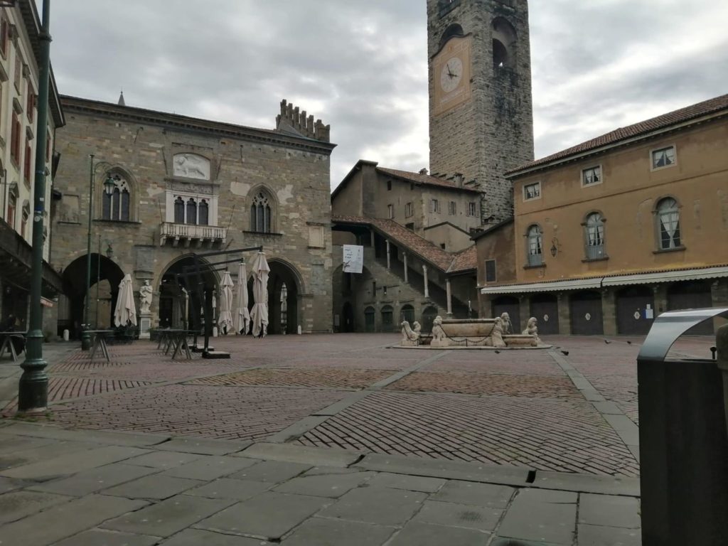 Coronavirus. Occorre misericordia e buonsenso. L’odio per chi ha bisogno di farsi due passi o di dire due parole perché è solo non ha senso. Ci rende solo delle bestie, gli uni contro gli altri. La colpa non è nostra