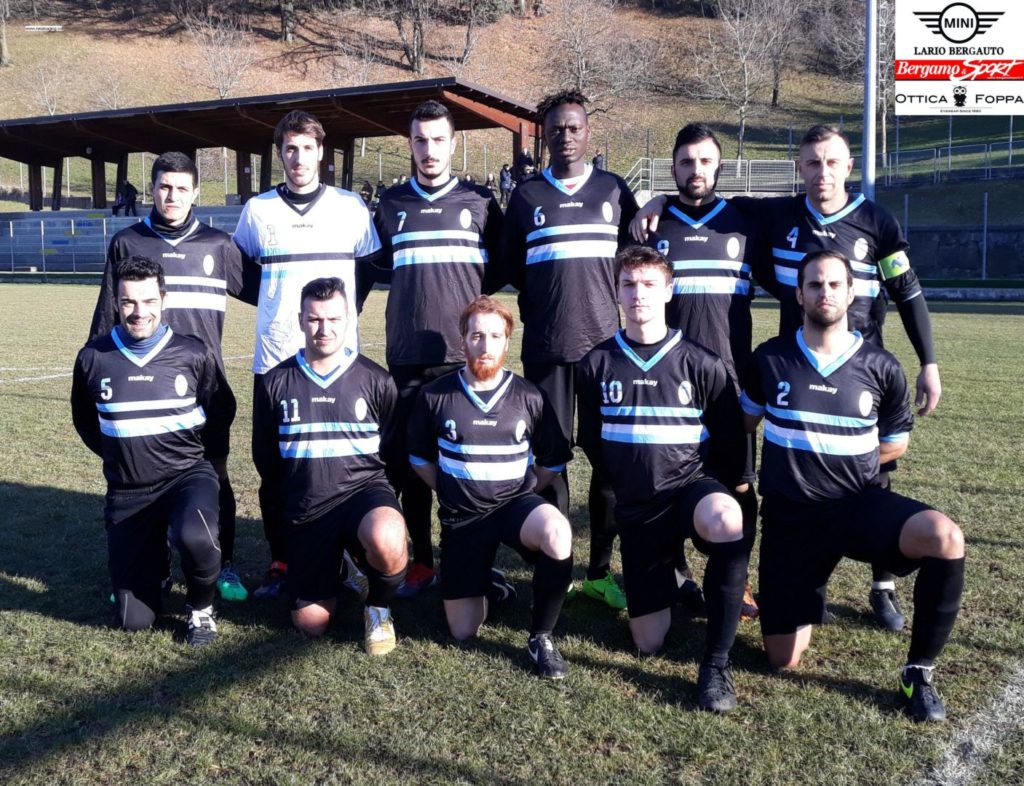 Seconda A. Gli applausi del pres del Filago ai suoi ragazzi che hanno deciso di devolvere la cassa multe al Papa Giovanni