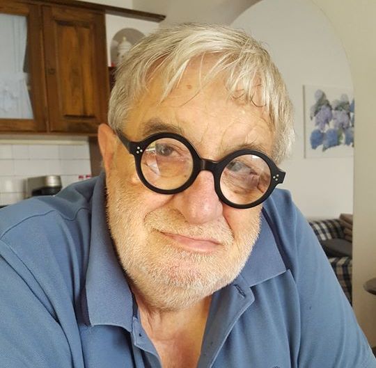 Festa del papà. Ciao Marco, meraviglioso babbino mio lontano, ti scrivo poche righe, che qui c’è questa brutta cosa che ci ha fatto perdere le parole