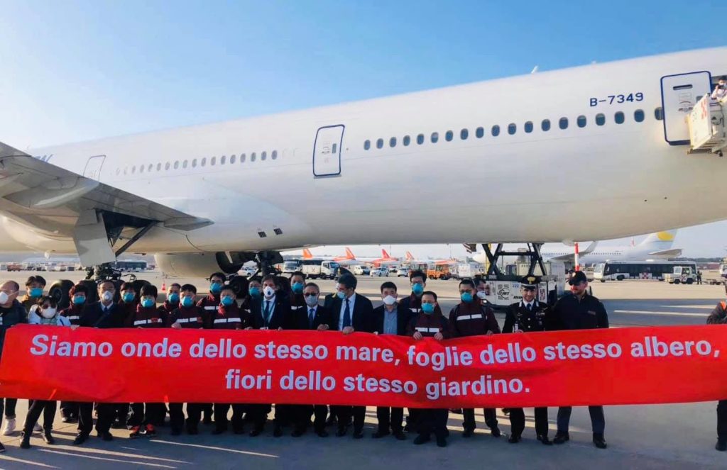 “Siamo onde dello stesso mare, foglie dello stesso albero, fiori dello stesso giardino”. Sbarcata a Malpensa la seconda delegazione di medici e infermieri cinesi